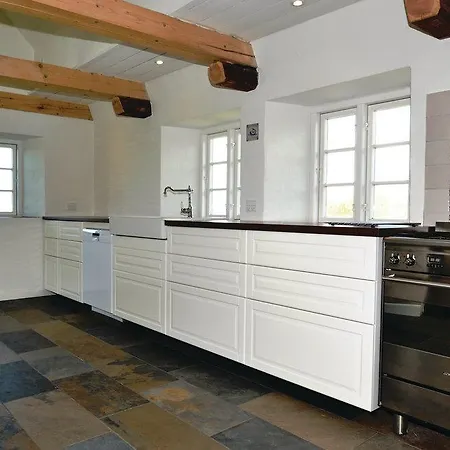 Dom wakacyjny Three-bedroom Holiday With A Fireplace 06