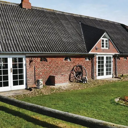 Three-bedroom Holiday With A Fireplace 06