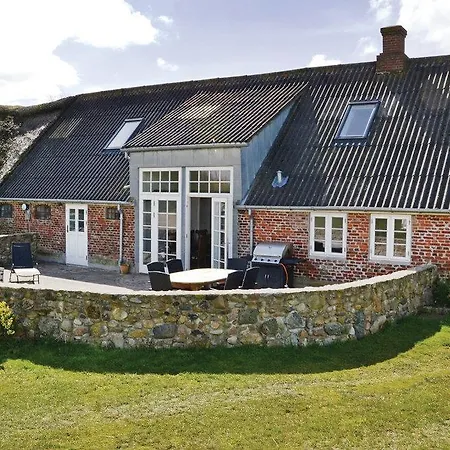Dom wakacyjny Three-bedroom Holiday With A Fireplace 06 *