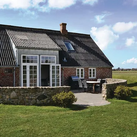 Dom wakacyjny Three-bedroom Holiday With A Fireplace 06