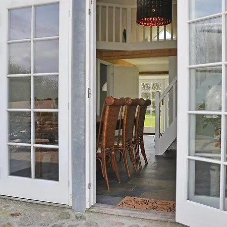 Dom wakacyjny Three-bedroom Holiday With A Fireplace 06